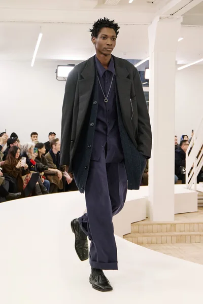 Look 16